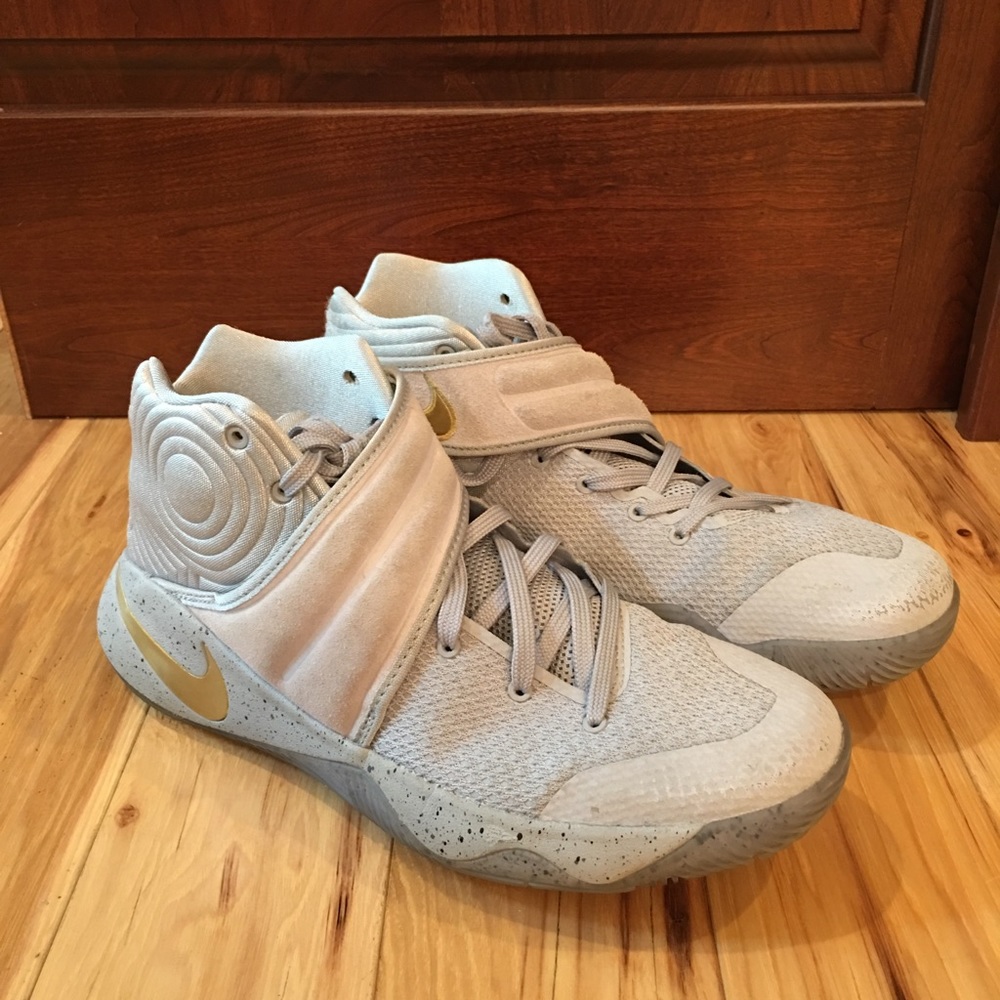 Men’s Nike Kyrie Irving basketball sneakers 9.5